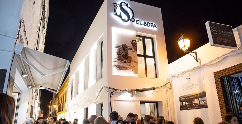 Fachada iluminada del Restaurante El Sopa tras su reapertura.